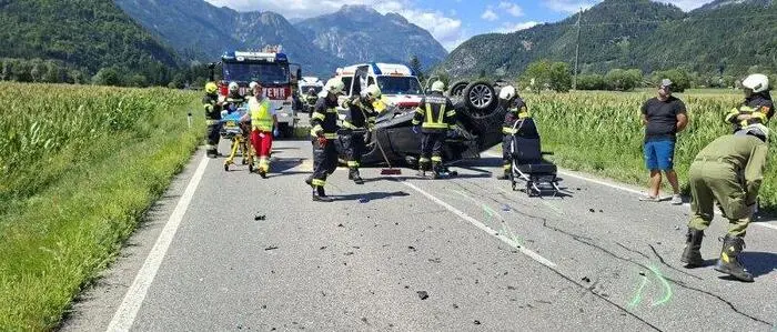 Man sieht das Unfallgeschehen inklusive der Rettungskräfte