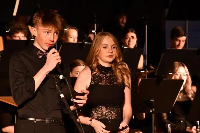 Die Moderation durch das Programm besorgten Valentina Sabin und Sebastian Fingerlos.