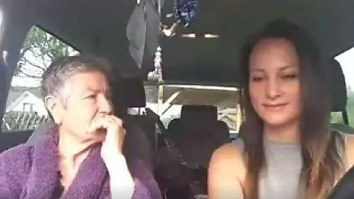 In ihrem neuen Video hört Mühleisen mit ihrer Oma ihren Radioauftritt an