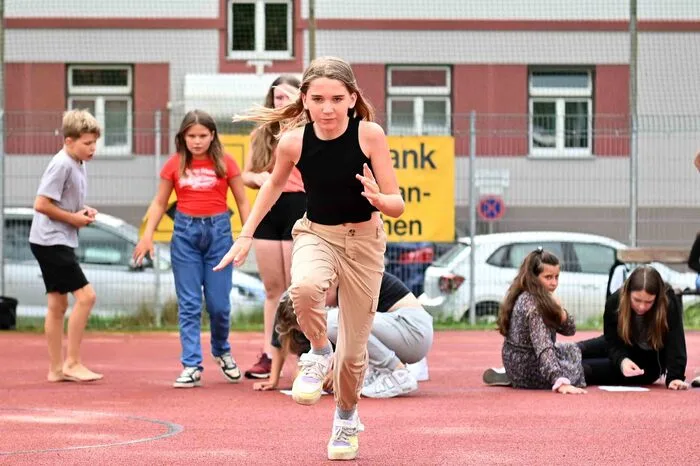 ... und viel Bewegung beim Englischunterricht für das Füllem eines Lückentextes - Wettlauf um englische Begriffe.