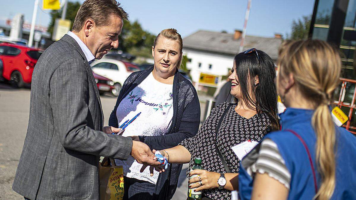 Erwin Angerer beim Wahlkämpfen in Klagenfurt-Viktring