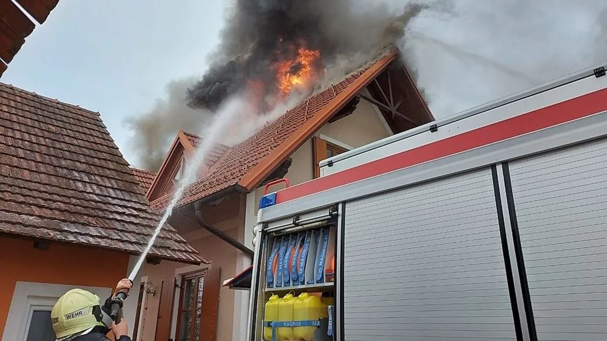 Von außen wurde mit Wasser der Brand bekämpft.