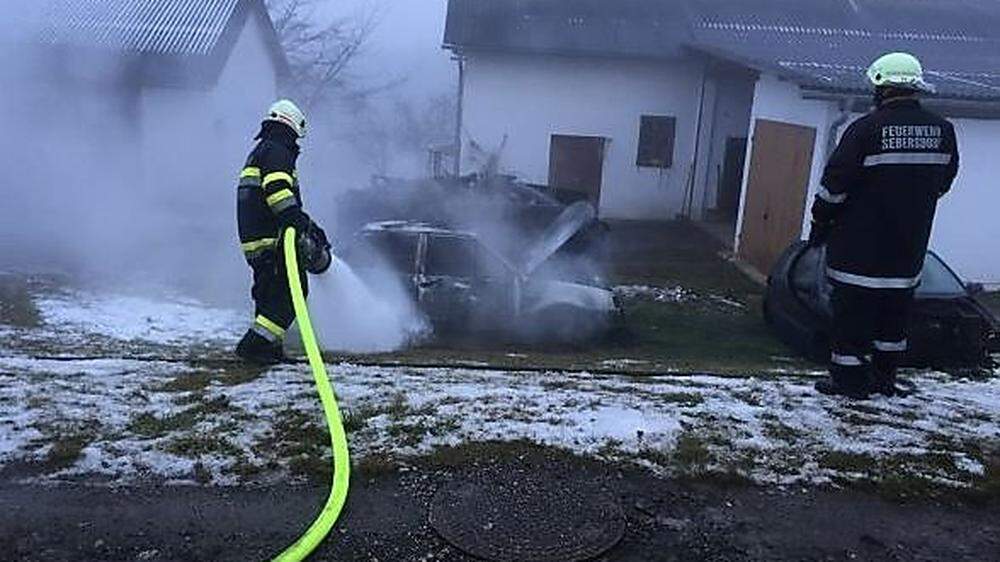Mit Schaum gingen die Feuerwehrleute gegen die Flammen vor