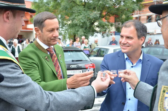 Landeshauptmannstellvertreter Michael Schickhofer (SPÖ) stößt mit der Trachtenkapelle auf die Eröffnung an.