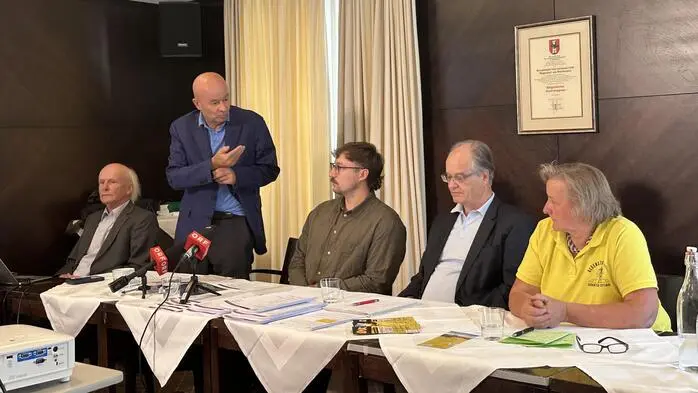 Verein Lebensraum LKOS und Gegenstrom 380kV mit Rechtsanwalt Wolfgang List und Unternehmensberater Peter Unterluggauer | Verein Lebensraum LKOS und Gegenstrom 380kV mit Rechtsanwalt Wolfgang List (2. v. links) und Unternehmensberater Peter Unterluggauer (2. v. rechts)