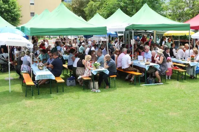 Beim Jubiläumsfest gesichtet wurden unter anderem die Bürgermeister Wolfgang Grilz (St. Georgen) und Seppi Ofner (Hüttenberg), Feuerwehrkommandant Michael Regenfelder, die Unternehmer Robert Wakonig und Michael Rainer, Stiftspfarrer Christian Stromberger, Alpacem-w&p Zement GmbH-Vertriebsdirektor Peter Ramskogler- LJ-Landesleiter-Stellvertreterin Bettina Buchwald, Gastwirt Hans Joas sowie die Lebensgefährtin von Ex-Fußballprofi Martin Hinteregger, Corina Moser.