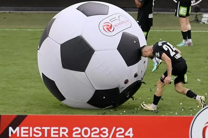 Dimitri Lavalee mit einem Zidane-Gedenk-Kopfstoß.