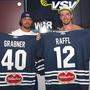 Die blau-weiße "Panier" steht ihnen. Im VSV-Test gegen Stavanger Oilers sind die NHL-Spieler Michael Grabner und Michael Raffl dabei. Eine einmalige Chance für alle Fans