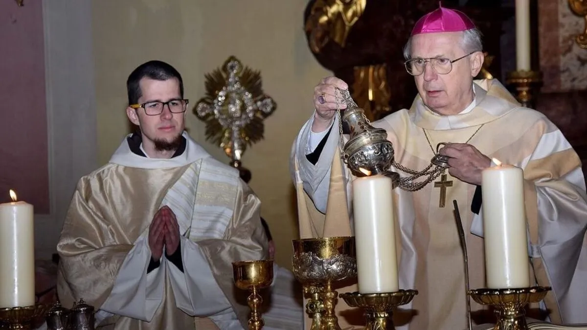 Niklas Müller mit dem emeritierten Bischof Egon Kapellari