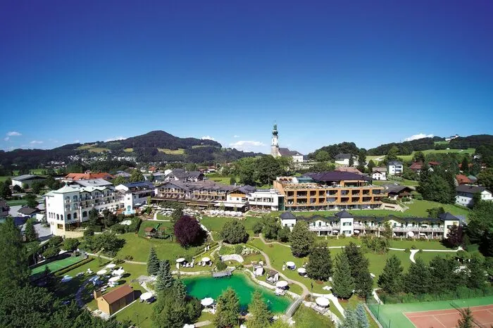 Schon der Gedanke an ein kühles Bier lässt die Herzen vieler Männer höher schlagen. Liebhaber des Gerstensaftes werden sich im Genussdorf Gmachl am Rand von Salzburg überhaupt wie im Paradies fühlen: Nach alter Handwerkskunst wird in dem Haus mit erlesenem Hopfen und Malz selbst in einer eigenen Brauerei gebraut. Auch der Spa-Bereich auf dem Dach ist paradiesisch: Er bietet einen herrlichen Ausblick auf die Festung Hohensalzburg und verfügt über einen 14 Meter langen Außenpool.