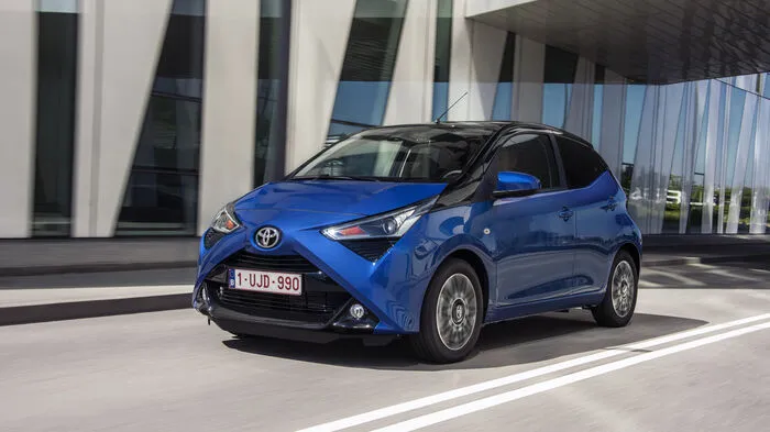 Sein Gesicht mit dem großen X haben die Japaner mit der Modellpflege noch kecker gezeichnet, und was die Ausstattungen und Farbkombinationen angeht, treibt es der Toyota Aygo jetzt noch bunter: Acht Farben stehen für die Außenlackierung bereit, zwei davon sind neu im Angebot – „Kyoto Blau Metallic“ und „Magenta“.