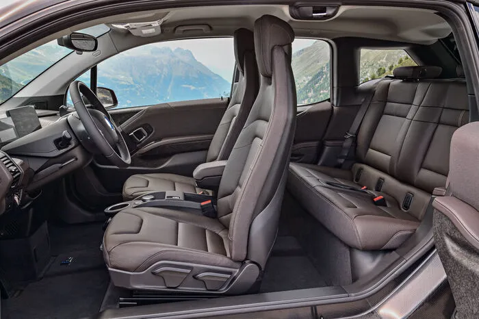 Exklusiv werden 20 Zoll große Leichtmetallräder im Doppelspeichendesign in den Farbvarianten Bicolor und Jetblack angeboten. Zudem ist eine direktere Fahrpedal- und straffere Lenkungsmomentenkennlinien über den Modus „Sport“ des Fahrerlebnisschalters aktivierbar.