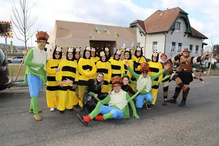 Bürgermeister Johann Winkelmaier rückte mit seinem Apothekenteam unter dem Motto „Biene Maja und ihre Freunde“ aus