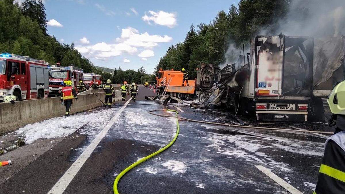 Mehrere Stunden lang kämpften die Wehren gegen die Flammen