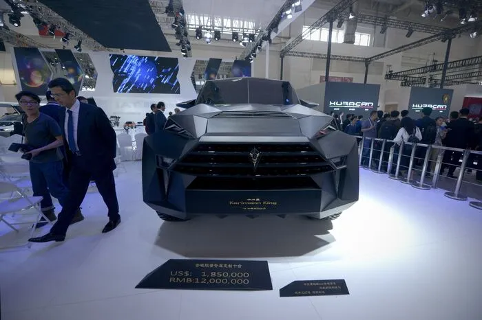 Wie ein Auto aussieht, bei dem wirklich nur mehr die Räder rund sind? Vielleicht war genau das der Entwicklungsauftrag von IAT an seine Ingenieure, als es an das SUV-Konzept für die Peking Motor Show ging. Schließlich ist das die Heimmesse der chinesischen Herstellers, da darf man schon einmal ein wenig auffallen. Vielleicht gab es im hiesigen Zentralbüro für technisches Zeichenequipment aber auch Sanktionen auf Zirkel und der Siegeszug des Geodreiecks sollte forciert werden, jedenfalls wirkt das Sechs-Meter-Monster ohne Namen wie ein Mischung aus einem verunfallten Stealth-Bomber und einem grobpixeligen Computerspiel aus den Achtzigern.