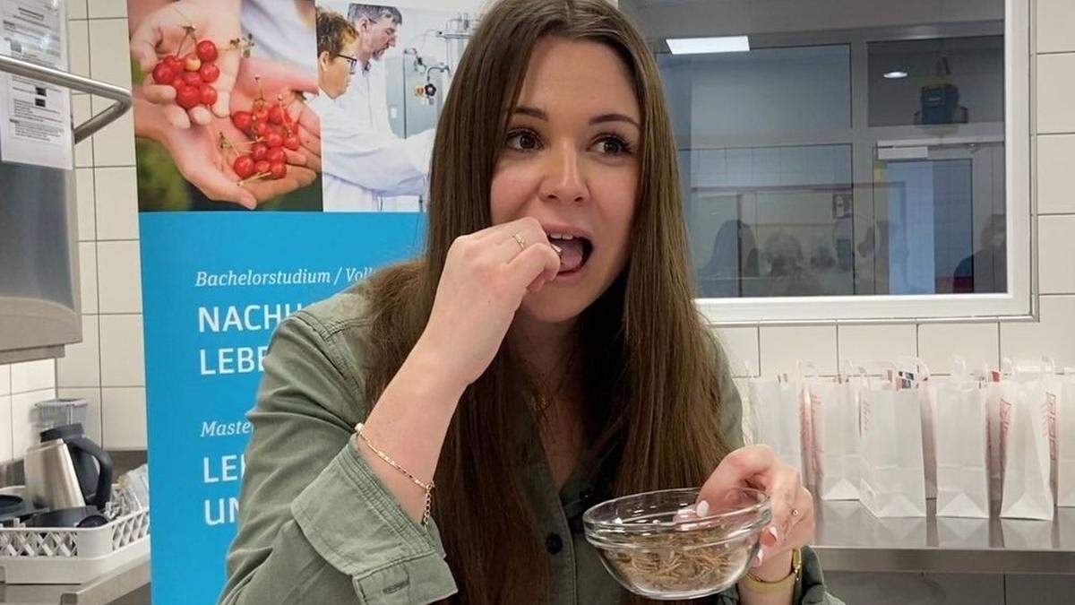 Mehlwurm pur - Mahlzeit! Unsere Social-Media-Kollegin Marion Mayr beim tapferen Verkosten