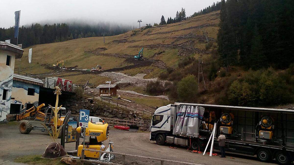 Die Vorbereitungen der Skipisten laufen in der Innerkrems auf Hochtouren