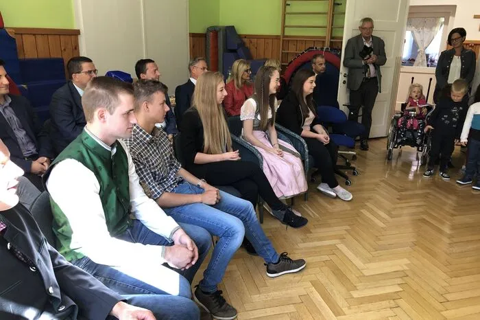 Viele Ehrengäste waren zur offiziellen Übergabe erschienen.