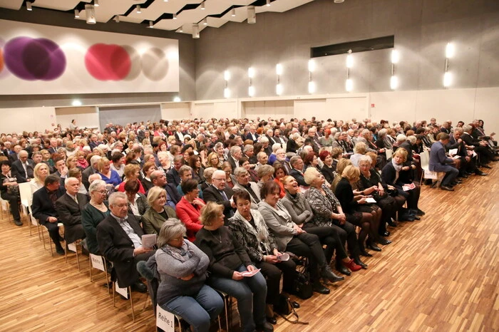 Aus ganz Kärnten und darüber hinaus waren am Sonntagabend an die 600 Besucher in die Blumenhalle der Herzogstadt gekommen, um sich diesen musikalischen Ohrenschmaus nicht entgehen zu lassen. 