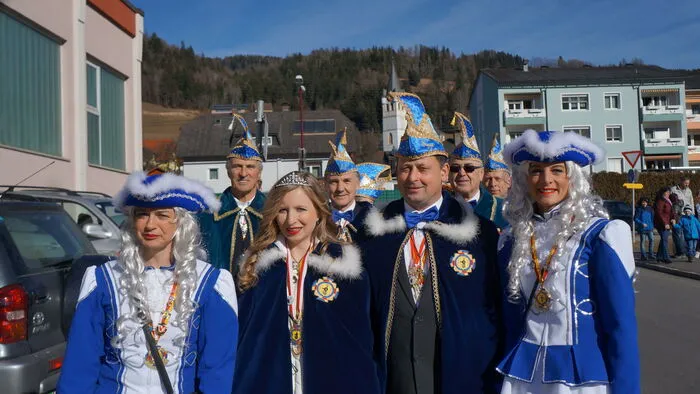 Der Umzug wurde angeführt von der Faschingsgilde mit Prinz Sepp II. und Prinzessin Kerstin II. und mit dem Präsidenten Erich Schatz