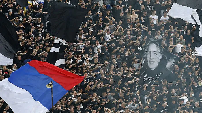 ... vom Stadtderby in Belgrad: Partizan gegen Roter Stern, da  lockt die Massen - als ob es Corona nie gegeben hätte