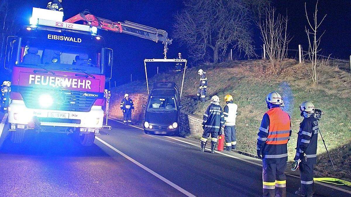 Mittels Kran wurde das Auto von der Steinmauer geborgen