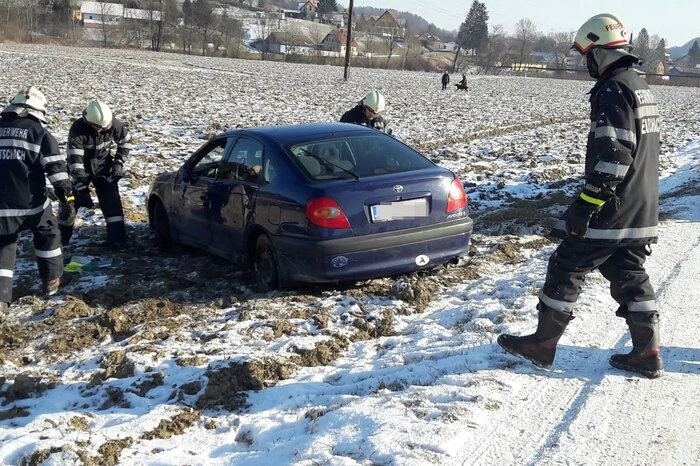 Die Feuerwehr Leutschach rückte zu dem Einsatz aus, um das Unfallfahrzeug zu bergen.