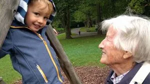 Urenkerl und die "kleine Uroma" - fast 90 Jahre Altersunterschied