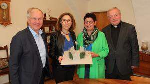 Bürgermeister Josef Ober, Künstlerin Roswitha Dautermann, Sophie Jokesch und Pfarrer Friedrich Weingartmann stellten das Sternenkinderprojekt vor
