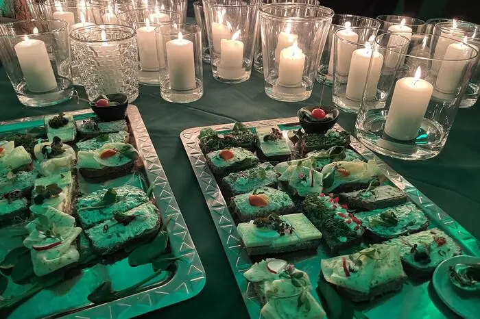 Zum Wein servierten die Scharls Brötchen mit Kräutern aus dem eigenen Garten