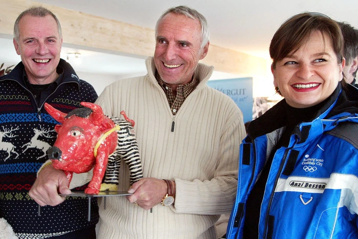 Hirschmann machte sich besonders um den Tourismusbereich verdient, förderte die Thermen, Wintersport-Events und holte in den 1990er Jahren zwischenzeitlich den Formel 1-Grand Prix nach Zeltweg zurück.  Jedoch noch nicht in der Red-Bull-Ära mit Dietrich Mateschitz (Mitte)