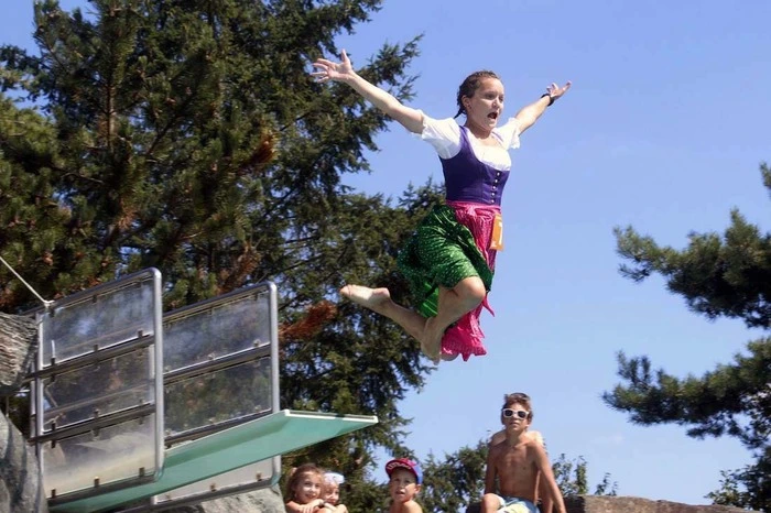 ...bevor die feschen Madln im Dirndl ihren Einfallsreichtum und Mut beim Sprung vom 3-Meter-Brett bewiesen.