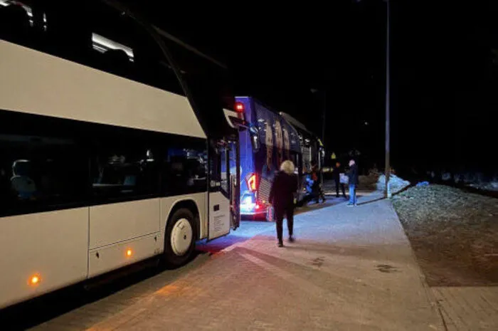 Mit Bussen fuhren sie nach Österreich