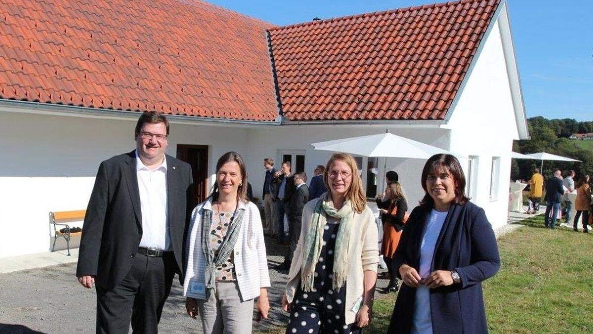 Der Tourismusobmann der Region Bad Gleichenberg, Jörg Siegel, Astrid und Maria Schoiswohl und die Nationalratsabgeordnete Agnes Totter vor dem Kommhaus