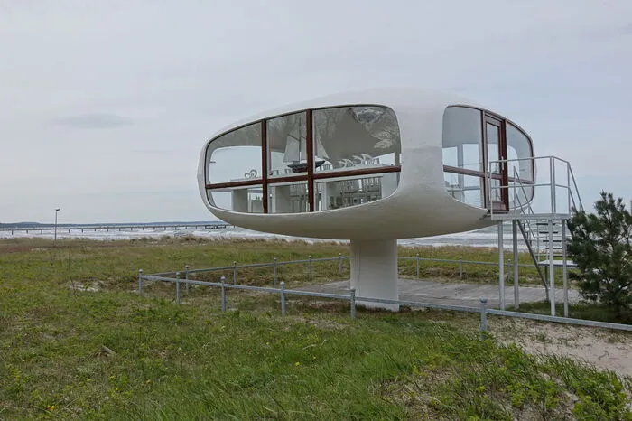 Weiß ist auch dieser ehemalige Rettungsturm, den der Bauingenieur Ulrich Münther in Schalen-Bauweise mit Spritzbeton errichtete. Heute kann dort, direkt am Strand von Binz, geheiratet werden.