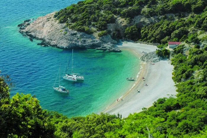 Das Highlight der Insel Cres ist der versteckte Strand, der sich unterhalb des Dorfs Lubenice befindet. Die Aussicht von der steilen Klippe auf den weißen Kieselstrand scheint wie aus einem Bilderbuch. Der Strand ist ein verstecktes Juwel, das nur wenige Badegäste kennen und nur zu Fuß oder mit dem Boot erreicht werden kann.