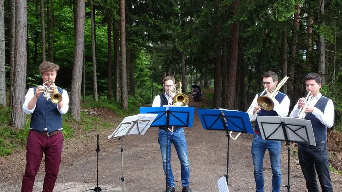 Die neue Aussichtsplattform am Slow Trail Zwergsee in Millstatt hat das Potenzial als Fotopoint via sozialer Netzwerke um die Welt zu gehen. Zur Eröffnung spielte das Ensemble "BlechReiz".