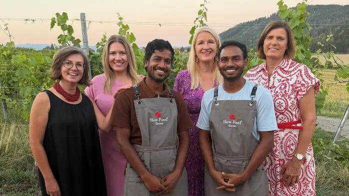 Zwei Inder und vier mitteleuropäische Frauen stehen auf einem Weingut