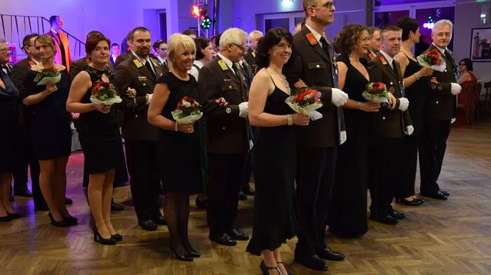Die Freiwillige Feuerwehr Mureck eröffnete ihre Ballnacht mit einem gelungenen Walzer.