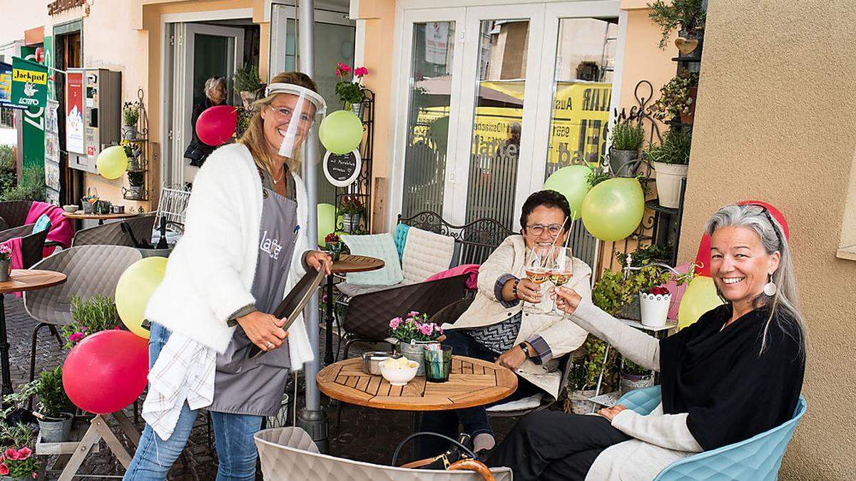 Tanja Steinmetz und Marlies Onitsch nutzen den ersten Tag nach dem Gastro-Lockdown für einen Plausch bei Prosecco bei der Latte Bar