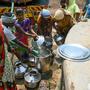Dorfbewohnerinnen und Dorfbewohner sammeln Wasser während der Hitzewelle in Indien.