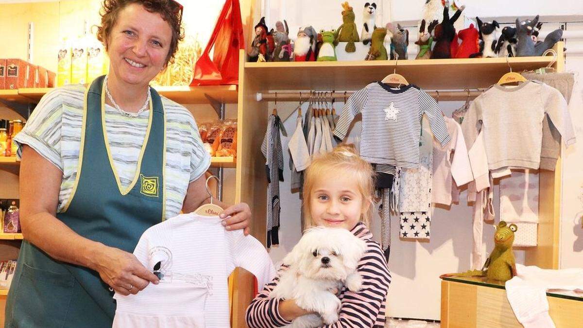 Verkauft im Weltladen in ihrem Blumengeschäft nun auch Bio-Babymode: Judith Sticker-Wedenig mit einer kleinen „Kundin