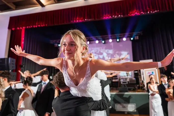 Mit der Polonaise, einstudiert von der Tanzschule Glauninger, wurde die Ballnacht feierlich eröffnet. Elegante Tanzschritte, schwungvolle Musik und spektakuläre Hebefiguren begeisterten das Publikum und sorgten bereits zu Beginn für tosenden Applaus.