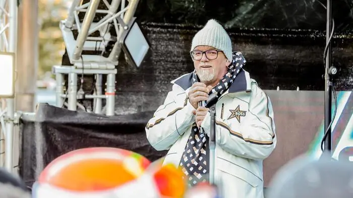 Im Vorjahr heizte Melissa Naschenweng auf dem Nassfeld ein. Heuer war es kein Geringerer als der König des Après-Ski, DJ Ötzi. Er sorgte am Samstag am Trögl-Skiplatz für Stimmung. 