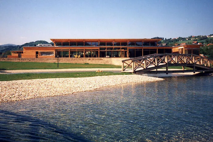 Der Natursee und Freizeitpark Wechselland in Pinggau wird durch zwei Biotope ohne den Einsatz von Chemie gereinigt. Er verfügt über eine große Liegewiese, ein integriertes Kinderbecken, einen Kinderspielplatz und zwei Wassertrampoline.