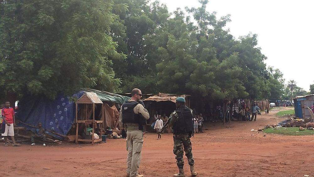 Ein österreichischer und ein malischer Soldat in einem Armenviertel von Bamako