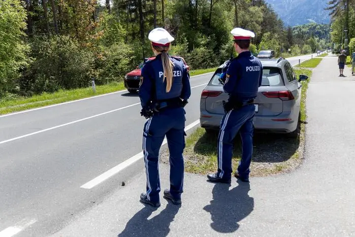 Die Polizei kontrolliert. Es gab bisher keine Zwischenfälle