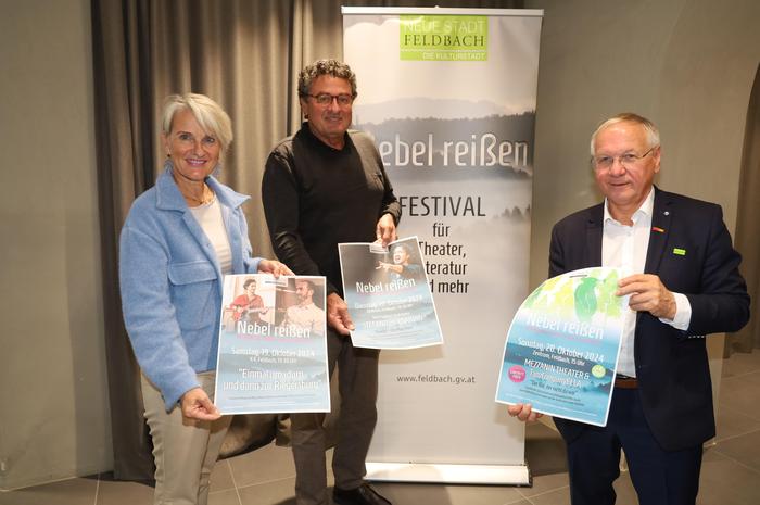 Andrea Mayer, Michael Mehsner und Bürgermeister Josef Ober stellten „Nebel reißen“ vor