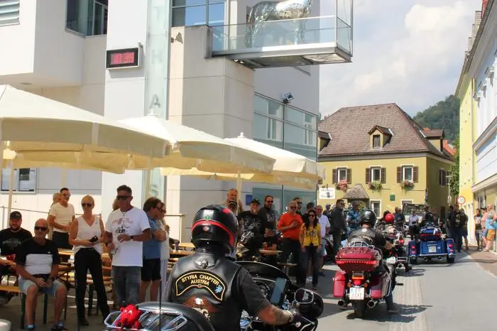 Am zweiten Tag der Tour besuchten am gestrigen Feiertag etwa 300 Biker mit ihren Harley´s die Lipizzanerstadt Köflach und sammelten wieder Spenden für muskelerkrankte Kinder. 