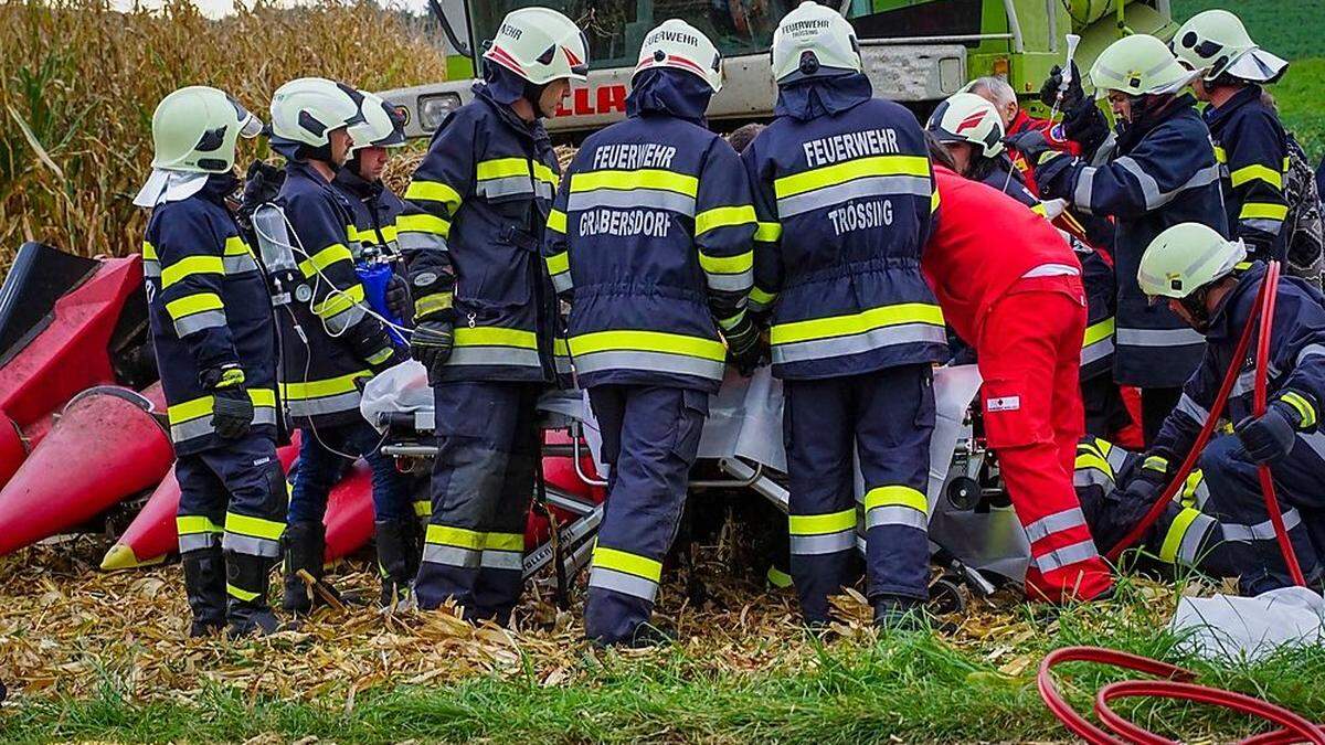 Erst der Feuerwehr gelang es, den Schwerverletzten zu befreien